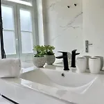 Centrally Located In Lägenhet
