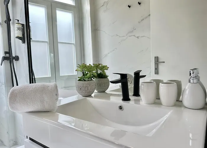 Centrally Located In Apartamento