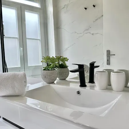 Centrally Located In Apartamento